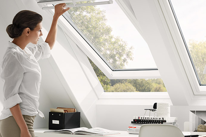 Grenzenloser Ausblick: VELUX Klapp-Schwing-Fenster ermöglichen den ungestörten Blick ins Freie