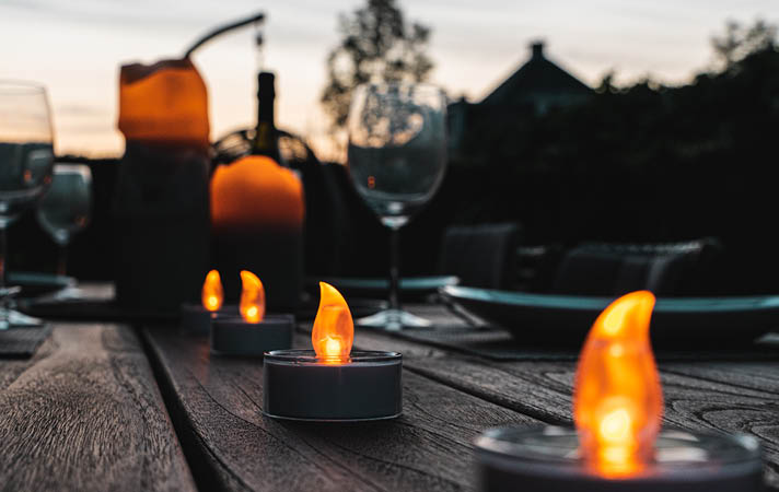  Die wunderschönen Leuchten des niederländischen Herstellers Shada vereinen verspielt romantische Designs und täuschend echte warmweiße LED-Flammen mit moderner und nachhaltiger Solar-Technologie. Ein Tageslichtsensor sorgt für effizienten Energieverbrauch.
