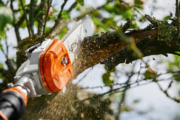 Der leistungsstärkste STIHL Akku-Hochentaster schneidet präzise, ist leicht, leise, vibrationsarm und flexibel.