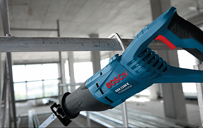 Die BOSCH GSA Professional 1100 ist im Handumdrehen gesichert - dank des ausklappbaren Hakens.