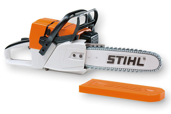 Originalgetreu, mit beweglicher Kette und dem passenden Sound: Die STIHL Spielzeug-Kettensäge