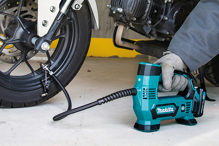 Durch verschiedene Adapter lassen sich mit dem Makita Kompressor MP100 DZ Autos, Bälle, Fahrräder und Luftmatratzen im Handumdrehen mit Luft füllen. Einfach den Druck einstellen - und los geht's!